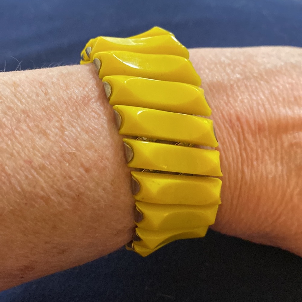 Vintage BAKELITE yellow expandable bracelet